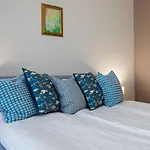Sea-breeze Retreat Zerini 公寓 *